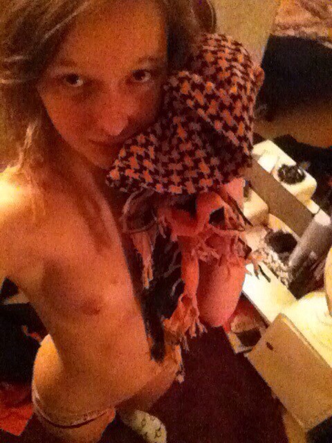 Голая девушка фотографирует себя перед зеркалом Голая девушка фотографирует себя перед зеркалом