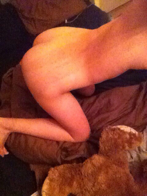 Голая девушка фотографирует себя перед зеркалом Голая девушка фотографирует себя перед зеркалом