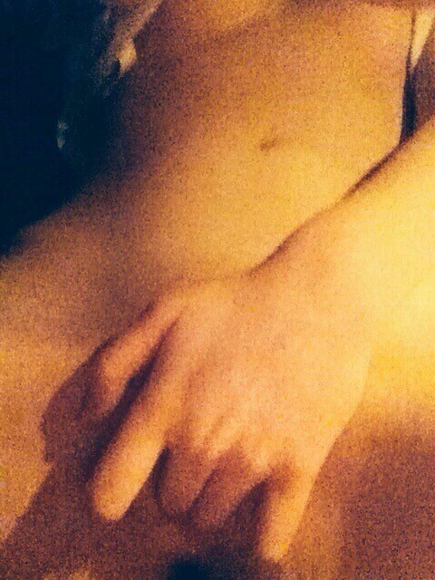 Голая девушка фотографирует себя перед зеркалом Голая девушка фотографирует себя перед зеркалом