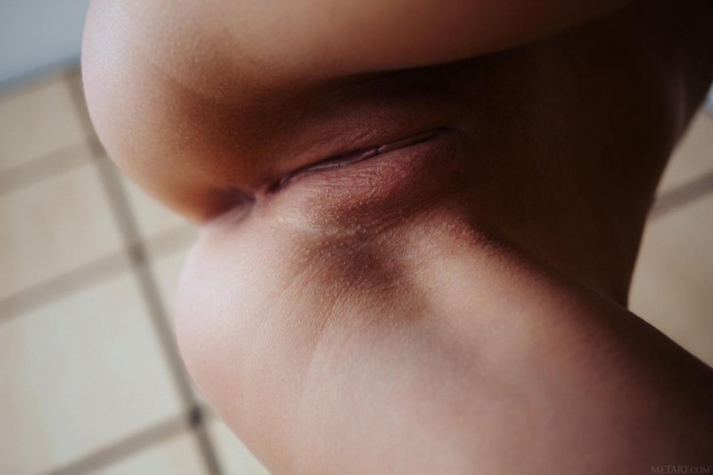 Брюнетка показала голую письку