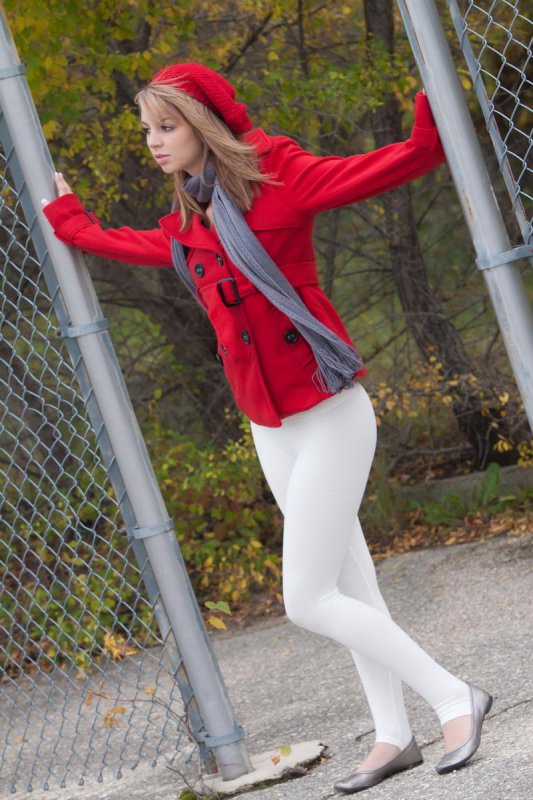 Упругая голая блондинка