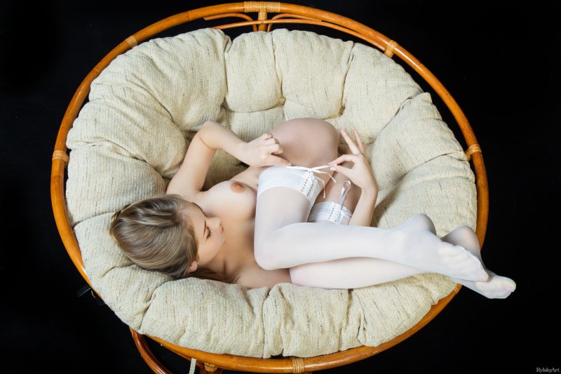 Девушка в белых чулках