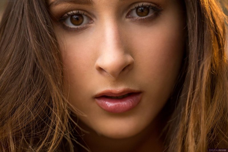 Грудастая девушка сняла лифчик и трусики