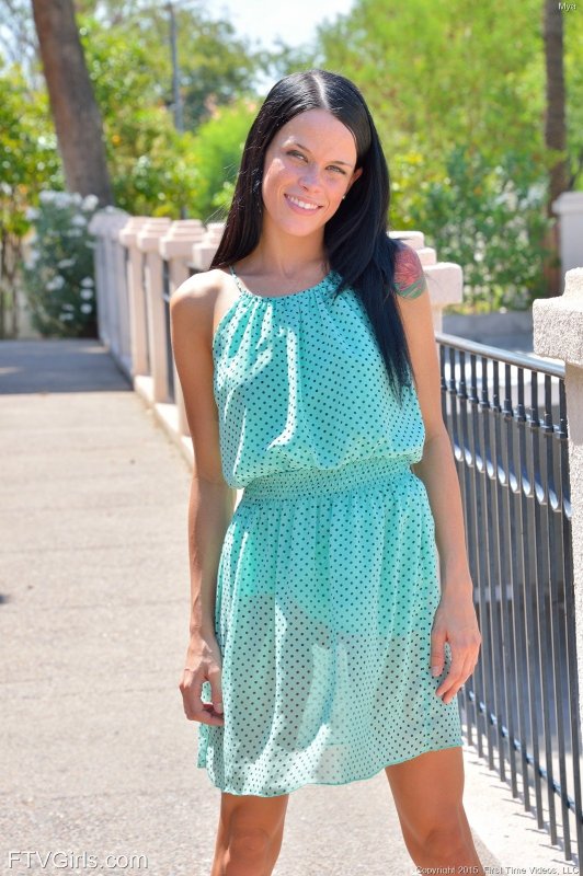 Девушка задирает платье и показывает голую киску