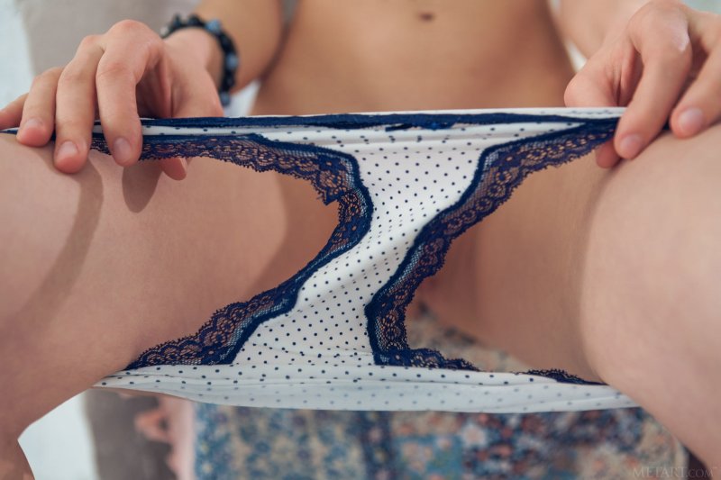 Сексуальная девушка в очках с красивой попой