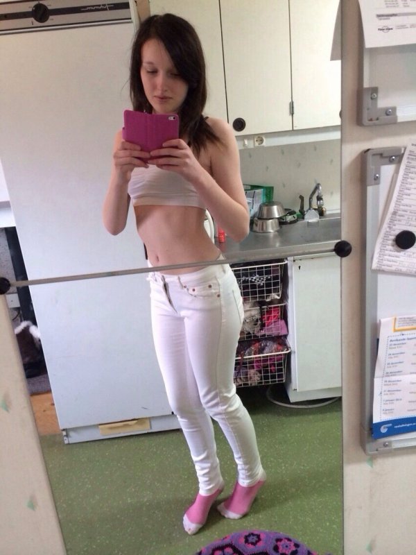 Голая девушка фотографирует себя перед зеркалом