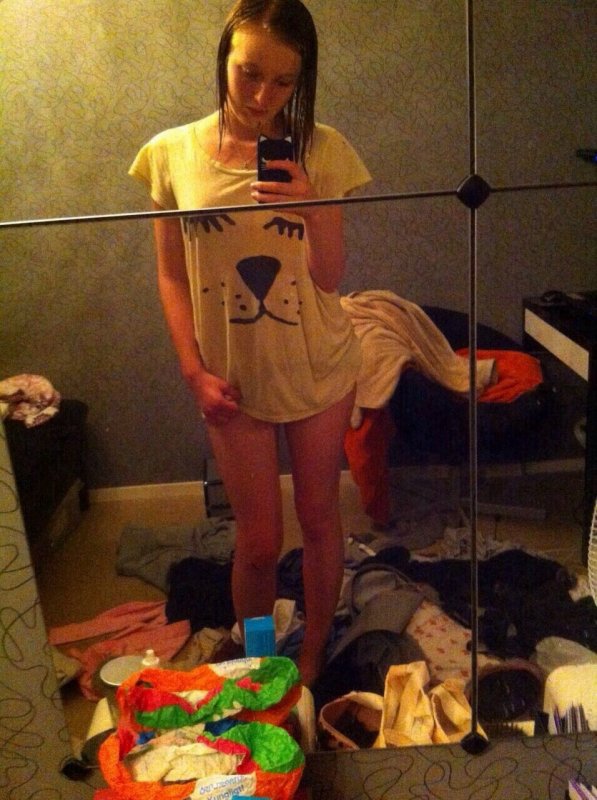 Голая девушка фотографирует себя перед зеркалом