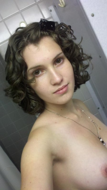 Частное фото голой девушки в домашней обстановке