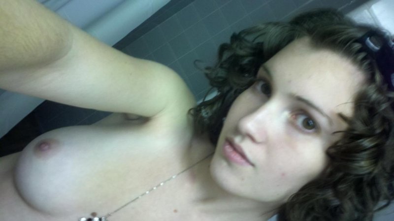 Частное фото голой девушки в домашней обстановке