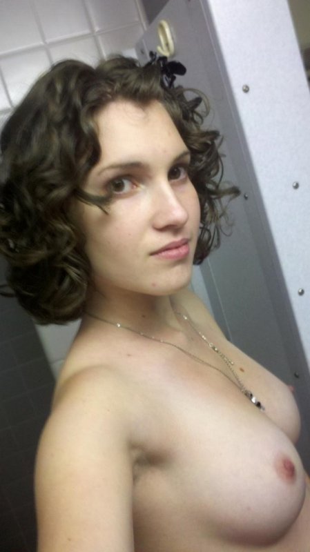 Частное фото голой девушки в домашней обстановке