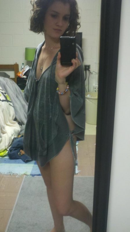 Частное фото голой девушки в домашней обстановке