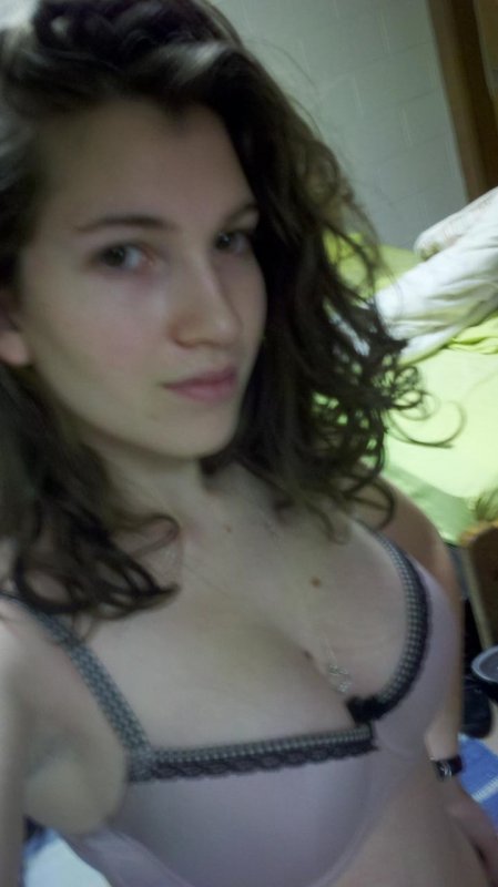 Частное фото голой девушки в домашней обстановке