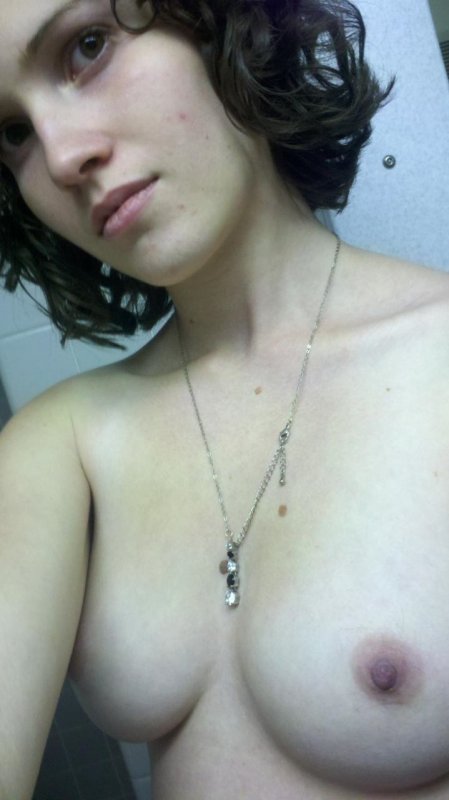 Частное фото голой девушки в домашней обстановке