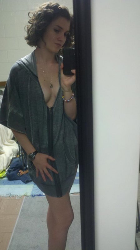 Частное фото голой девушки в домашней обстановке