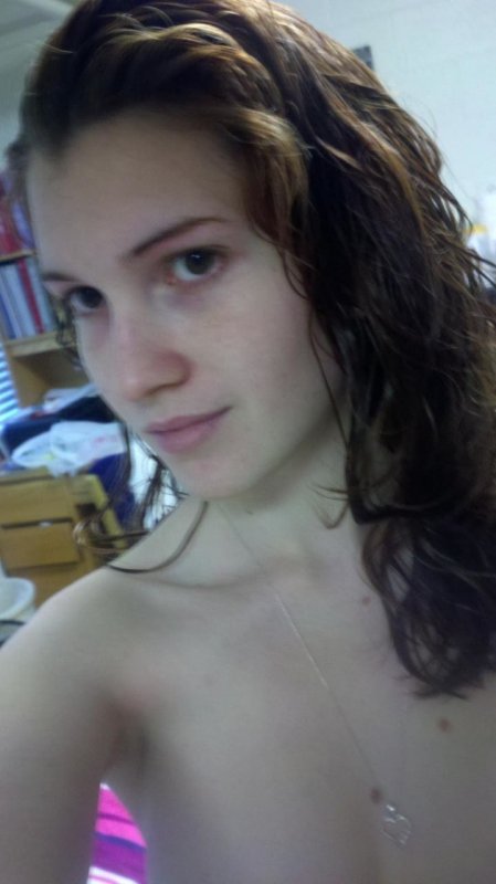 Частное фото голой девушки в домашней обстановке