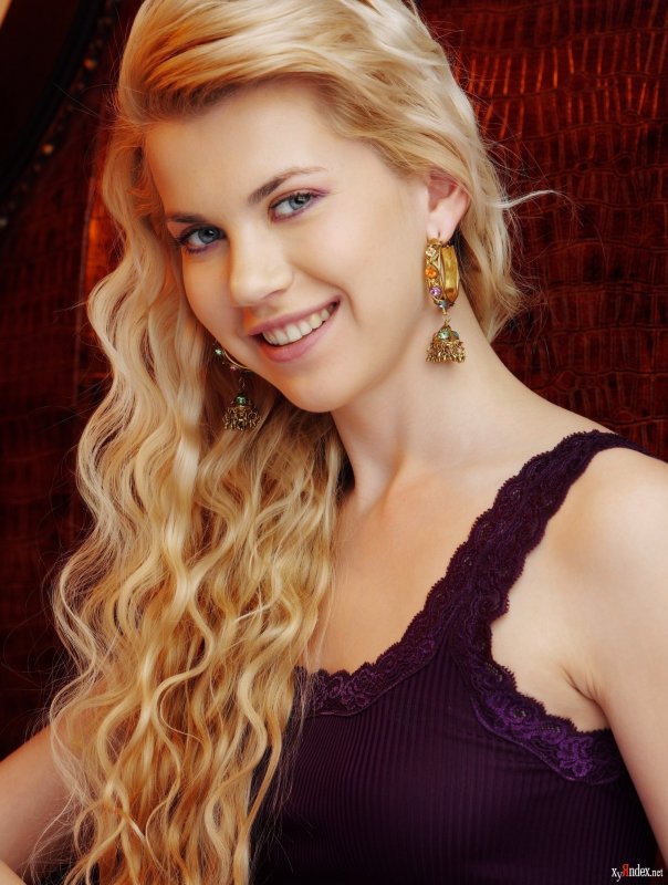 Молодая блондинка показала бритую киску