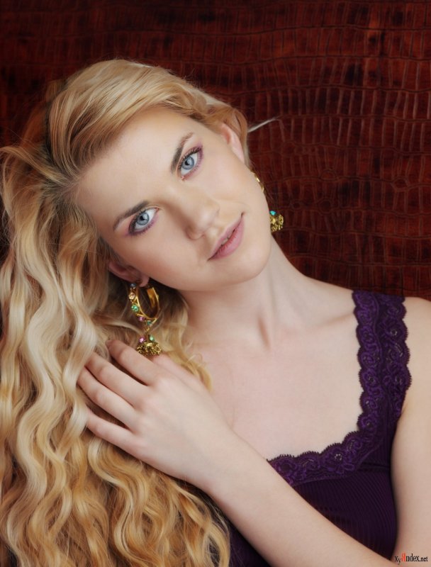 Молодая блондинка показала бритую киску