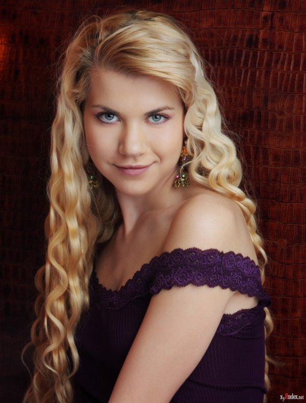 Молодая блондинка показала бритую киску