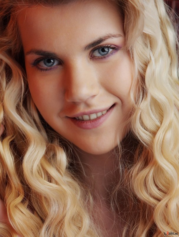 Молодая блондинка показала бритую киску