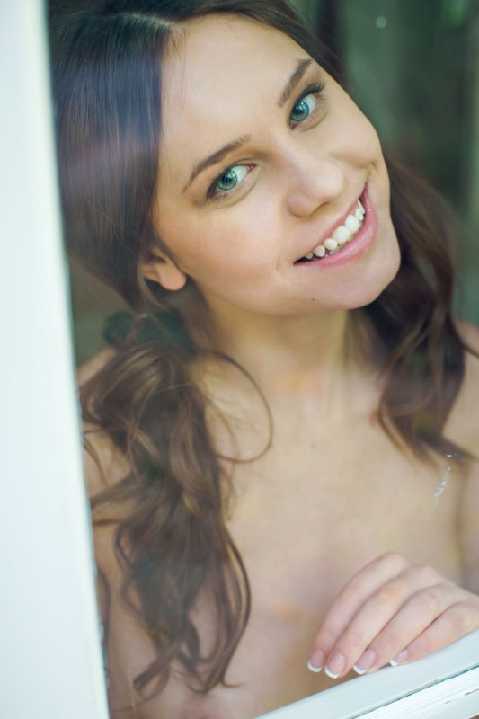 Сексуальная молодая девушка разделась