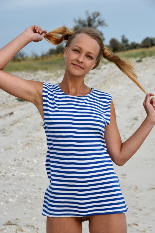 Голая девушка на пляже