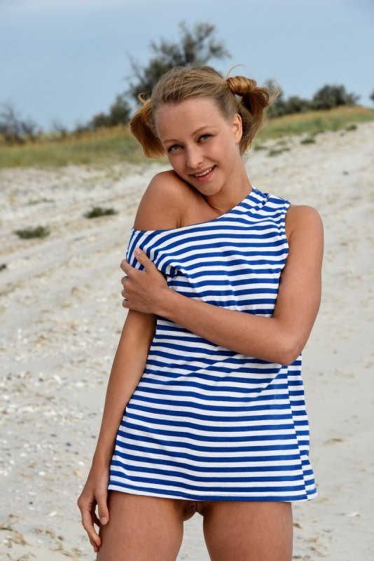 Голая девушка на пляже