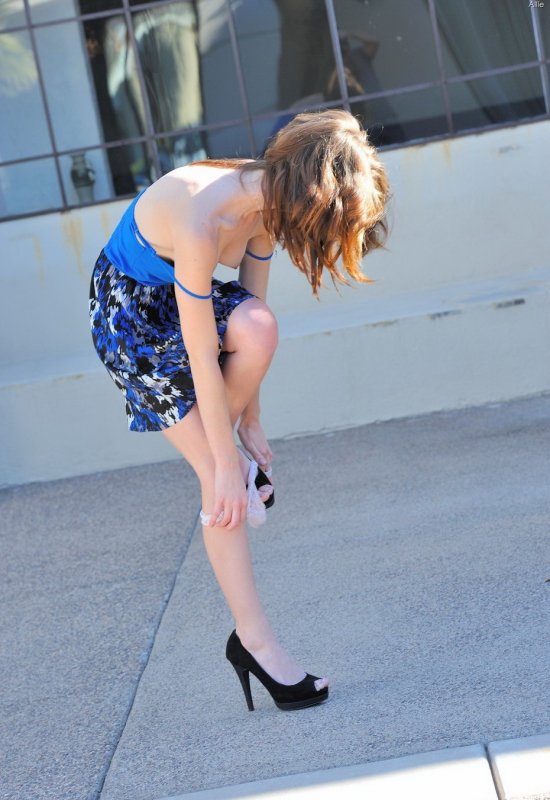 Стройная модель сексуально разделась на улице