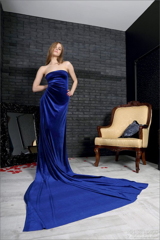 Худышка с большой попой игриво позирует