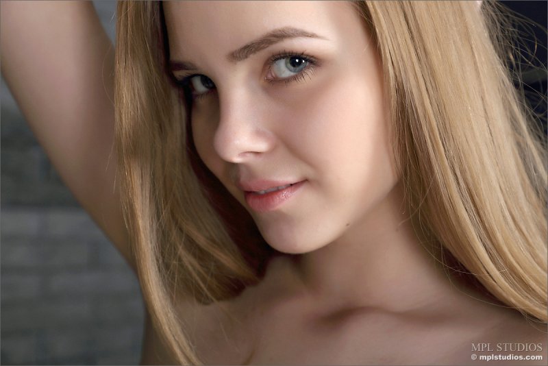 Худышка с большой попой игриво позирует