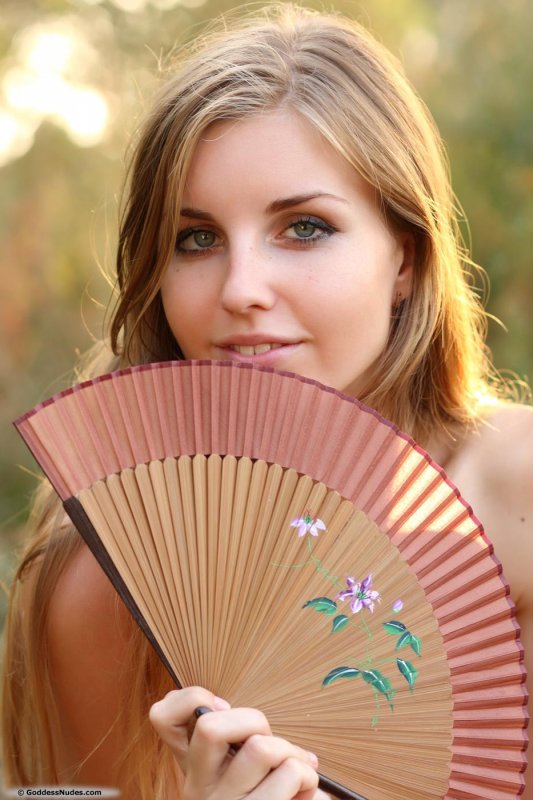 Худая высокая девушка с маленькой грудью на природе Худая высокая девушка с маленькой грудью на природе