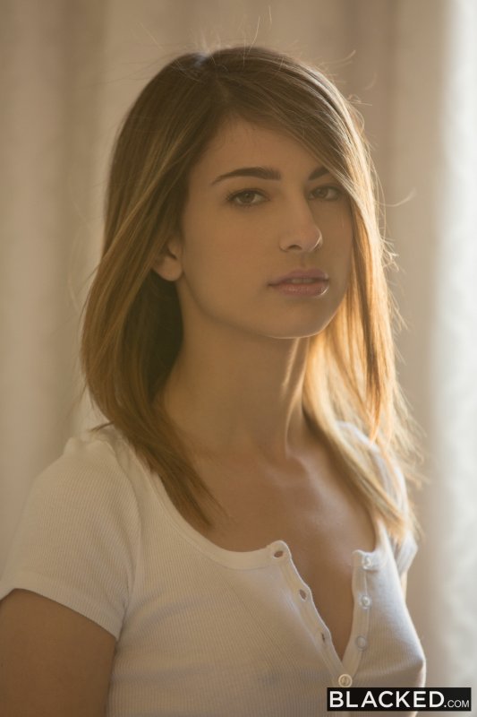 Горячая молодка сексуально показывает гладкую киску