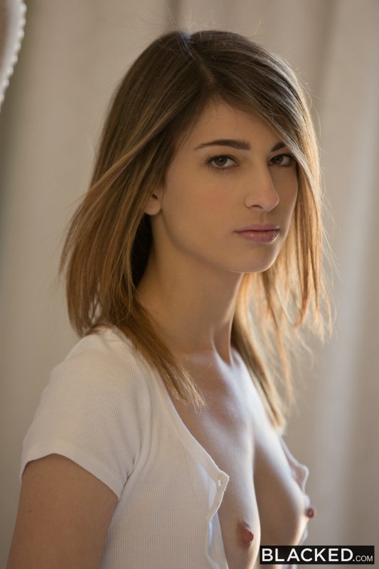 Горячая молодка сексуально показывает гладкую киску