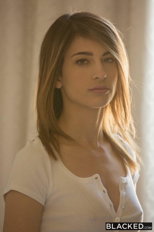 Горячая молодка сексуально показывает гладкую киску