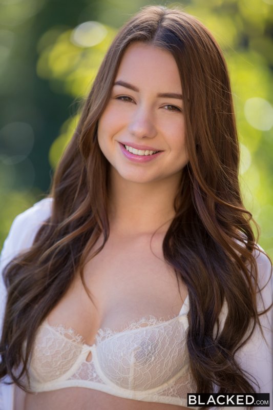 Смазливая молодка игриво обнажила красивую грудь