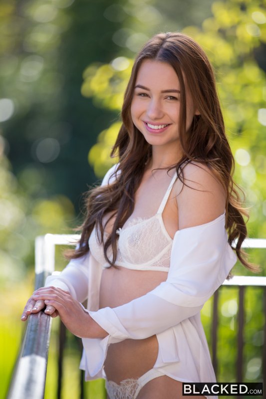 Смазливая молодка игриво обнажила красивую грудь