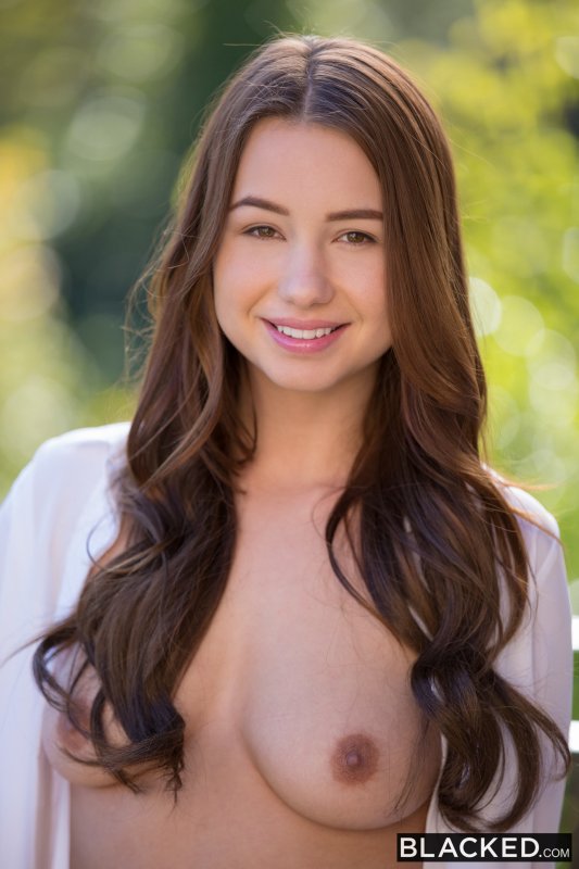 Смазливая молодка игриво обнажила красивую грудь