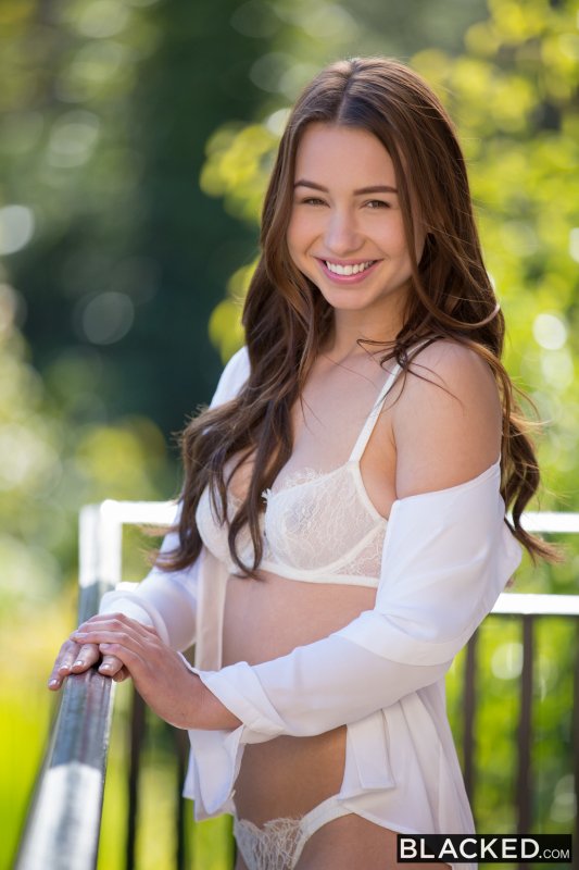 Смазливая молодка игриво обнажила красивую грудь