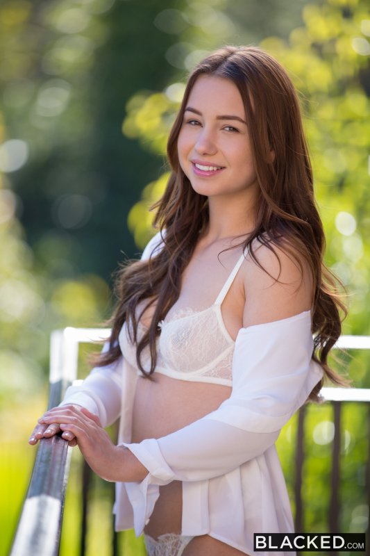 Смазливая молодка игриво обнажила красивую грудь