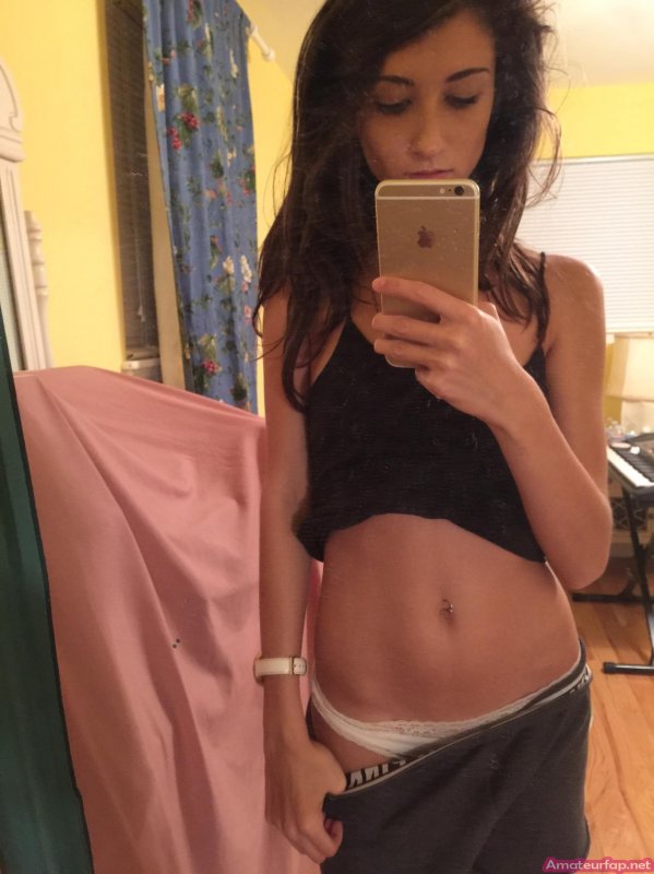 Милая девушка делает селфи полностью голой