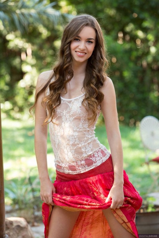 Озорница без трусиков сексуально сняла длинную юбку