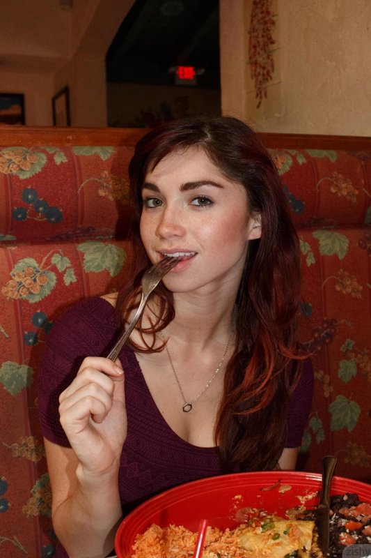 Молодая рыжая и голая позирует на улице ради лайков