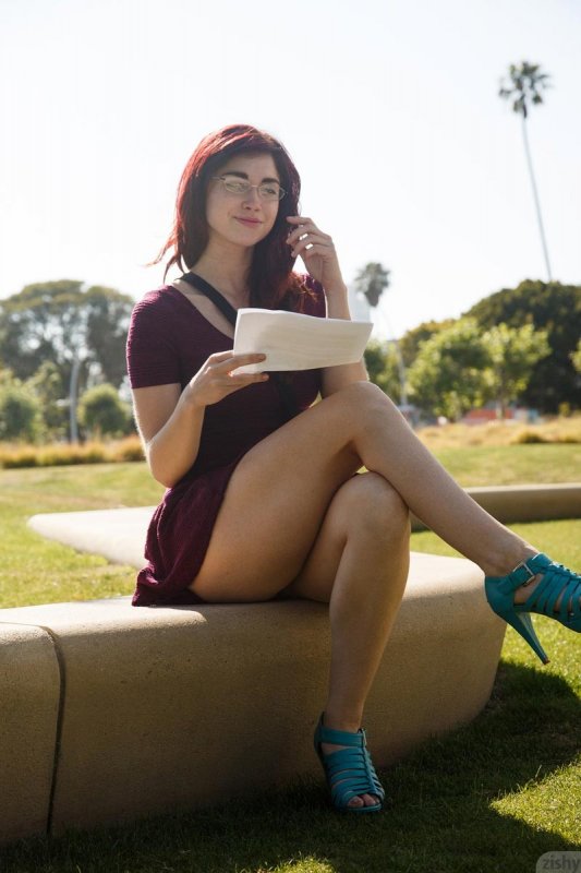 Молодая рыжая и голая позирует на улице ради лайков