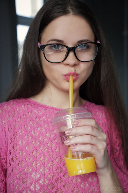 Игривая девушка брюнетка с небольшой грудью в очках