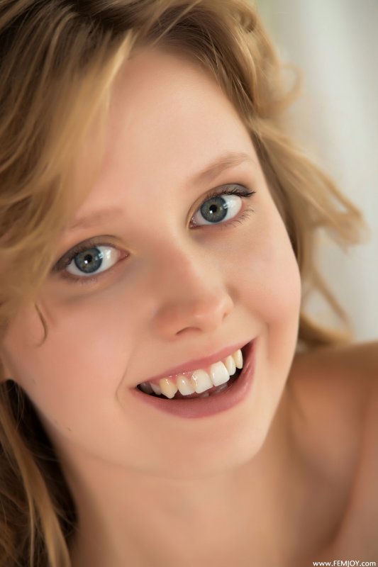 Худая девушка с красивой улыбкой полностью разделась