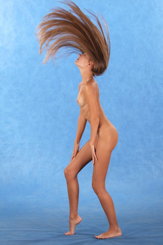 Красивая стройная модель ню показала интимные места Красивая стройная модель ню показала интимные места