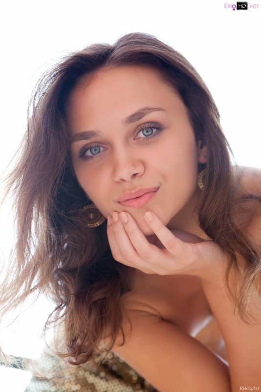 Молодка показала киску крупным планом без смущения