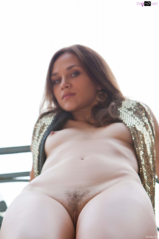 Молодка показала киску крупным планом без смущения