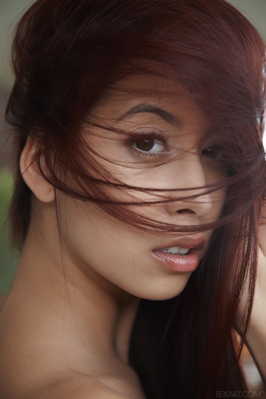 Аппетитная голая попа стройной молодой азиатки