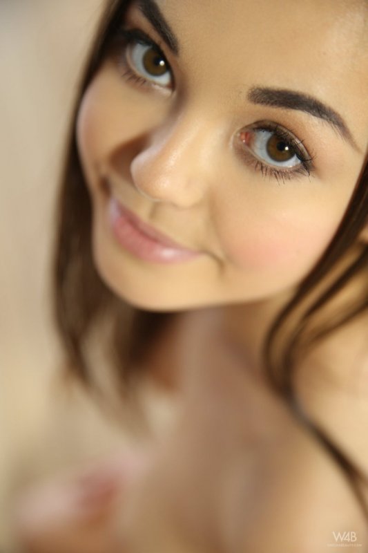 Русская миниатюрная девушка оголилась и мило улыбается