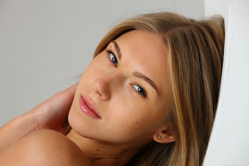 Высокая стройная блондинка с маленькими сиськами